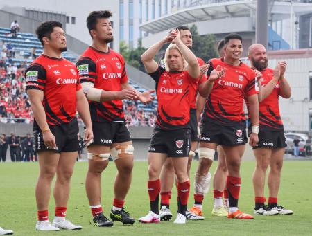 相模原に勝利し、歓声に応えるデクラーク（中央）ら横浜フィフティーン＝秩父宮
