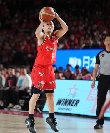 Ａ千葉戦で３点シュートを放つ千葉Ｊ・富樫。Ｂ１史上初となる通算１３００本成功をマークした＝船橋市ららアリーナ東京ベイ