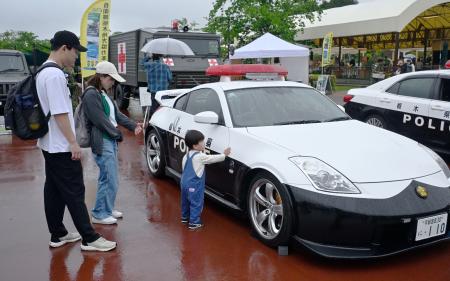 展示イベントで栃木県警のスポーツカーを見る来場者＝４日午前、栃木県茂木町