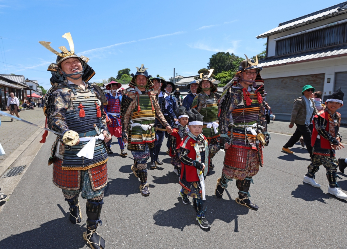 武者行列に参加した甲冑姿の大人たちと「子ども武者」ら＝杵築市杵築