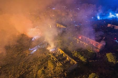 捜索活動が続く、爆発が起きた花火工場周辺＝５日、中国湖南省瀏陽市（新華社＝共同）
