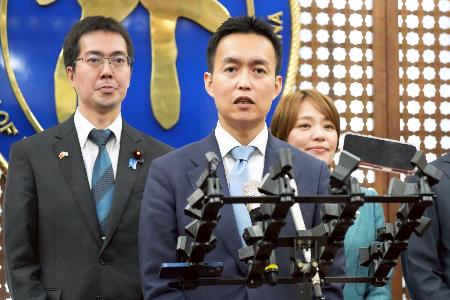 記者団の取材に応じる自民党青年局の平沼正二郎局長（中央）＝５日、台北市（共同）