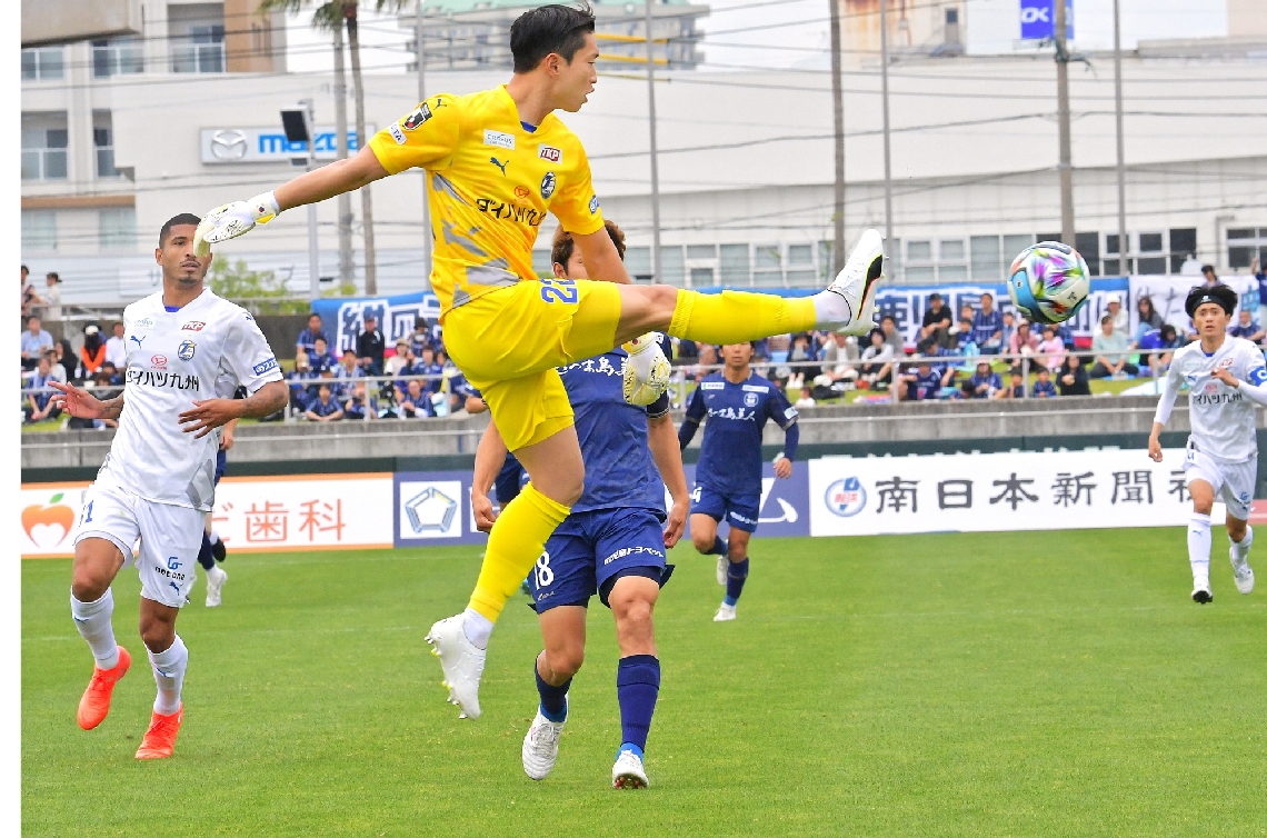 【大分―鹿児島】前半、好セーブを見せる大分のＧＫ文（手前）