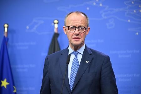 昨年１０月、ブリュッセルで記者会見するドイツのメルツ首相（ゲッティ＝共同）