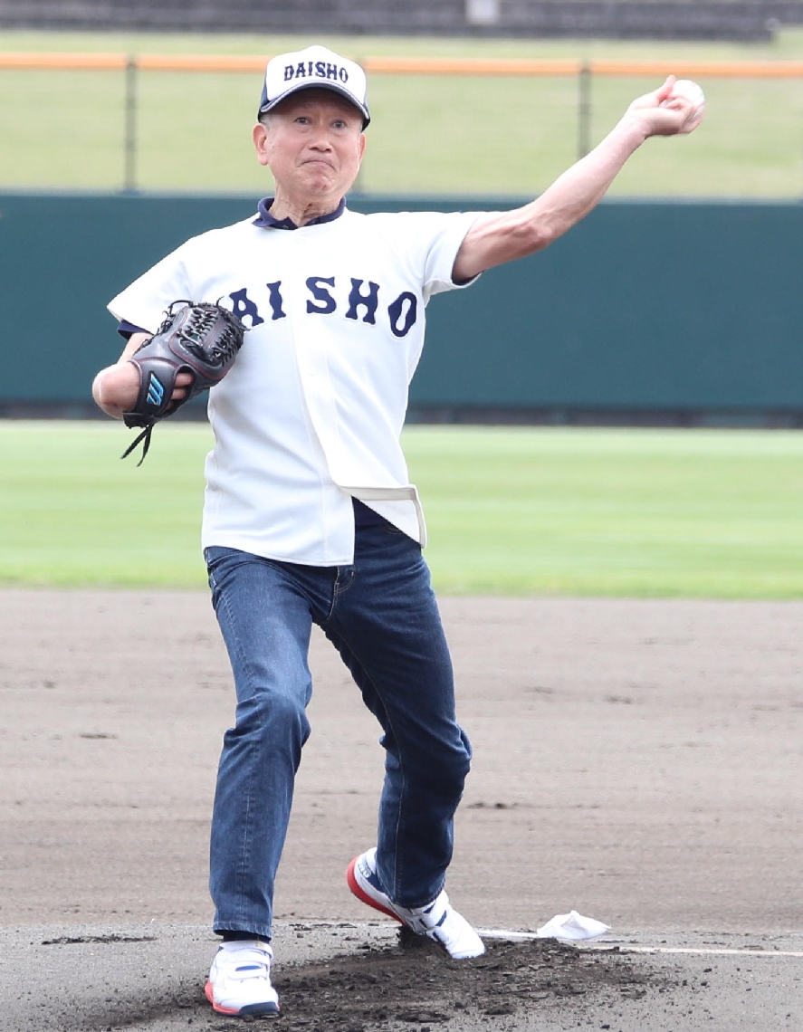 始球式で投球する大分商高野球部ＯＢ会の松本健会長＝別大興産スタジアム