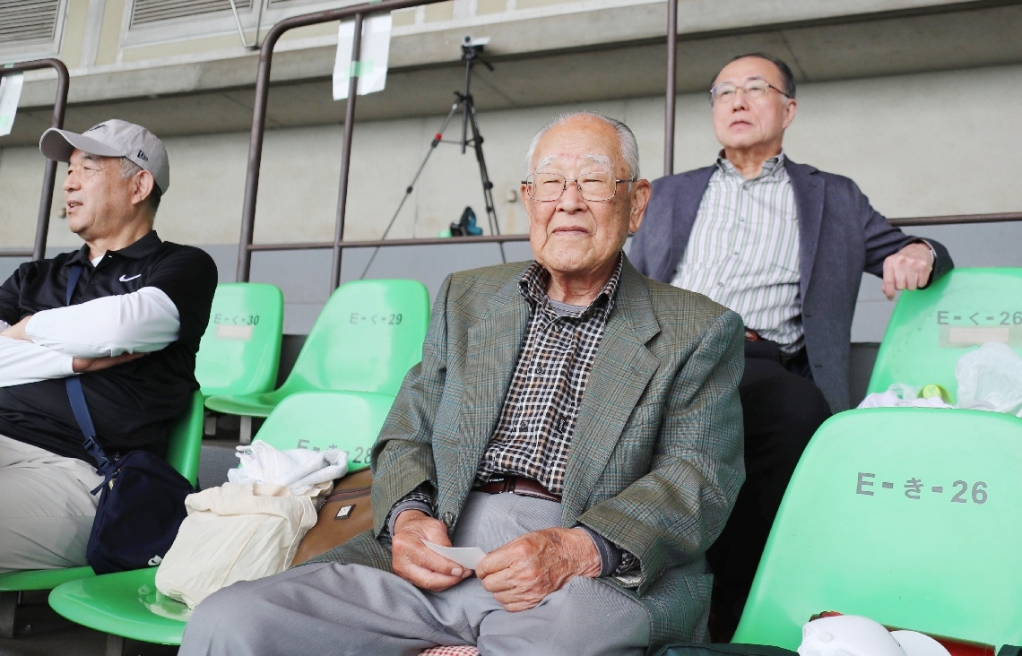１９７４年当時、監督を務めていた松田瑞雄さん（手前）