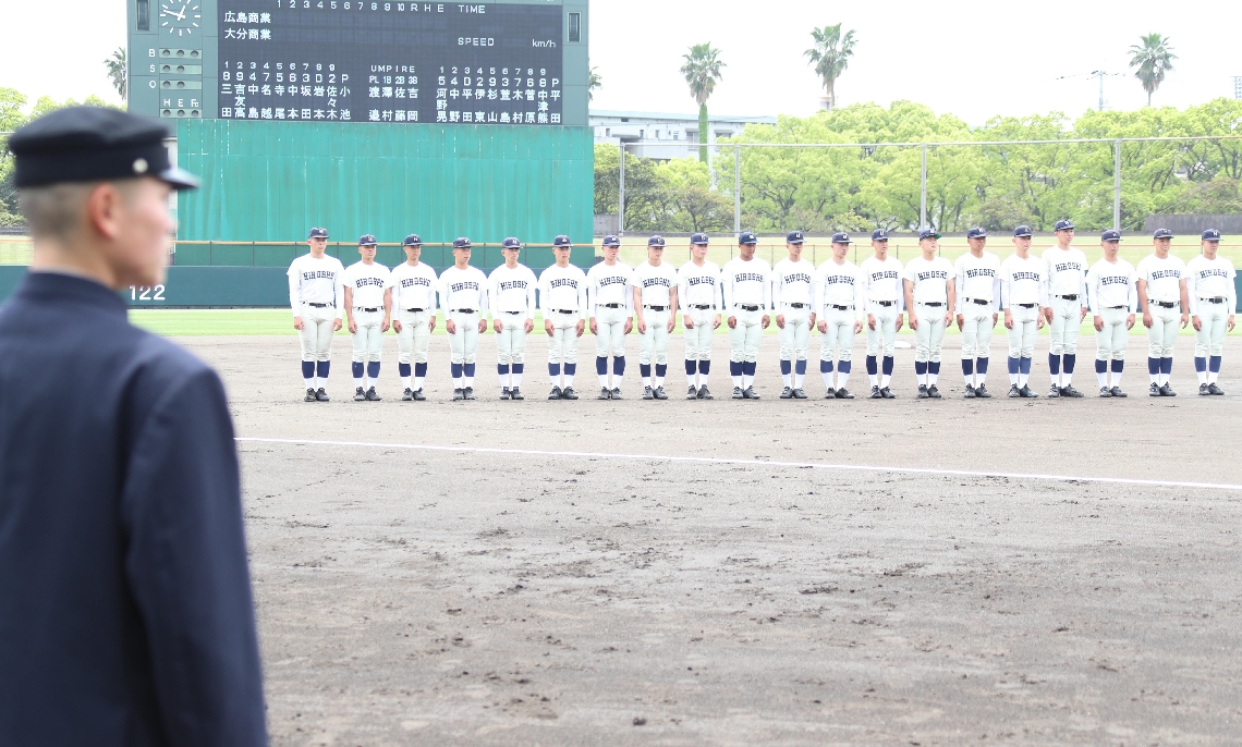 指先までビシッと整列する広島商の選手たち