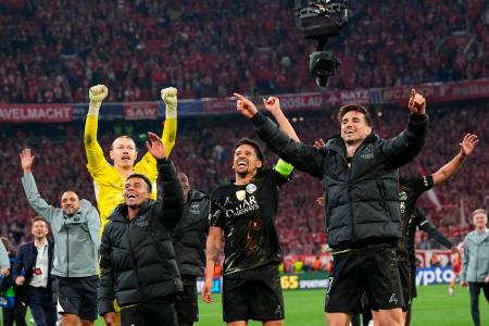 欧州チャンピオンズリーグで決勝進出を決め、喜ぶパリ・サンジェルマンの選手たち＝６日、ミュンヘン（ＡＰ＝共同）