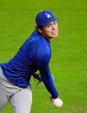 キャッチボールするドジャース・佐々木＝ヒューストン（共同）