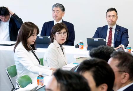 自民党の法務部会と司法制度調査会の合同会議に出席した（手前左から）森元法相、稲田朋美衆院議員ら。右奥は鈴木前法相＝７日午後、東京・永田町の党本部