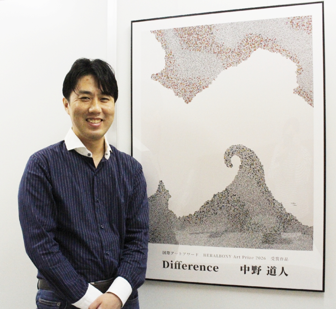 「やってきたことが認められうれしい」と中野道人さん。ヘラルボニーアートプライズ２０２６の入選作「Ｄｉｆｆｒｅｎｃｅ」のレプリカ
