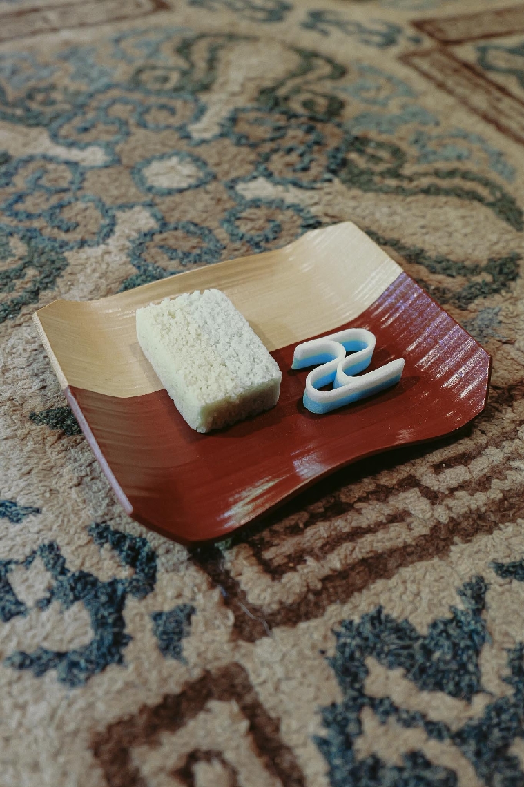 四極皿に盛られた菓子（撮影・渡辺航）