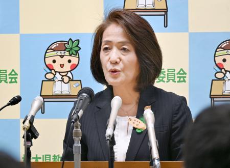 記者会見する栃木県教育委員会の中村千浩教育長＝８日午後、宇都宮市