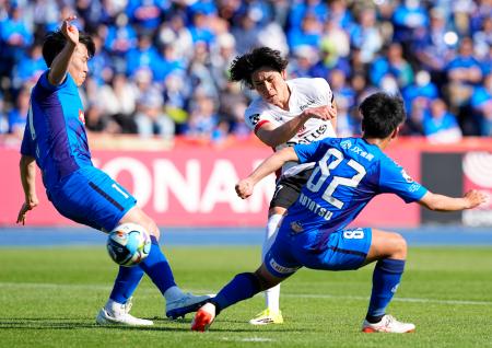 水戸―浦和　後半、チーム２点目のゴールを決める浦和・小森（右奥）＝Ｋｓスタ