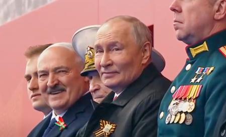 ９日、第２次大戦での対ドイツ戦勝８１年を祝う軍事パレードに参加したロシアのプーチン大統領（右から２人目）とベラルーシのルカシェンコ大統領（左から２人目）＝モスクワ（タス＝共同）