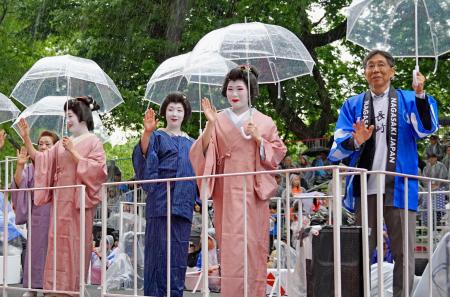 「ジャパン・パレード」で、沿道の観客に手を振る長崎検番の芸妓衆と伊達良弘・長崎県文化観光国際部長（右端）＝９日、米ニューヨーク・マンハッタン（共同）