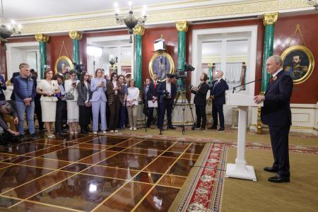 ９日、記者会見するロシアのプーチン大統領（右端）＝モスクワ（タス＝共同）