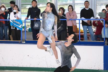 イヨテツスポーツセンターで演技するアイスダンスの櫛田育良（左）、島田高志郎組＝１０日、松山市
