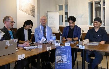 記者会見する南極・南大洋連合の創設者ジム・バーンズ氏（中央）＝１１日午後、広島市