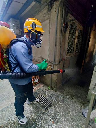 １１日、台北市内でネズミ一掃のため消毒作業をする関係者（台北市提供・共同）
