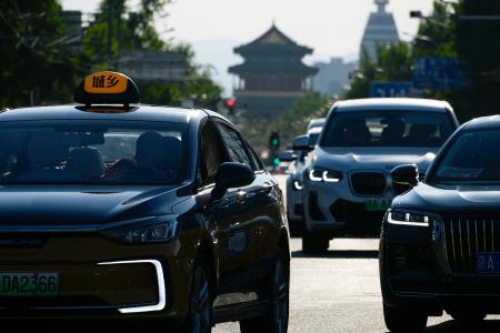 北京市内を走る車＝４月（共同）