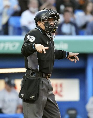 頭部にバットが直撃して審判員が負傷したことを受け、ヘルメットをかぶる運用が始まったヤクルト―巨人戦の球審＝４月、神宮球場