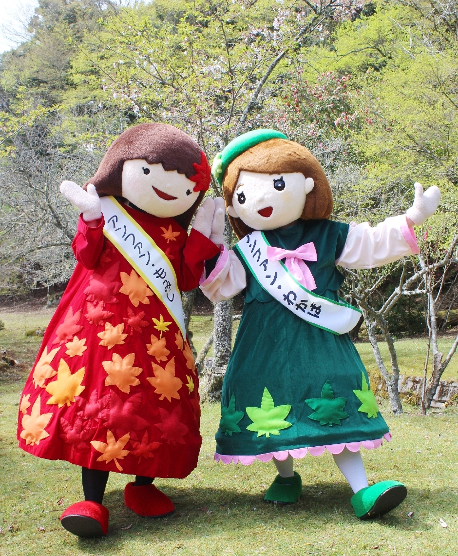 「姉妹で耶馬渓を盛り上げます」。わかばちゃん（右）ともみじちゃん＝中津市耶馬渓町の正平寺