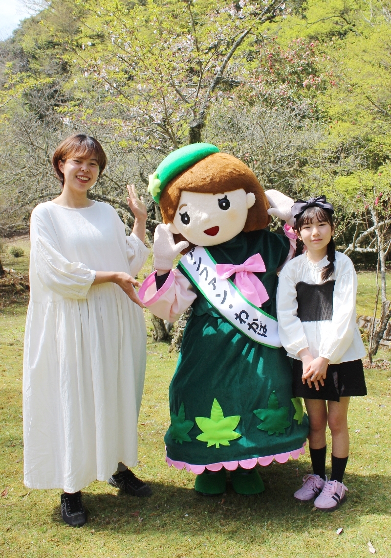 わかばちゃんと一緒にポーズ。「生みの親」の安枝愛梨さん（右）と大谷柚生香さん＝中津市耶馬渓町の正平寺