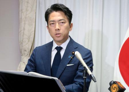 記者会見する小泉防衛相＝１２日午前、国会