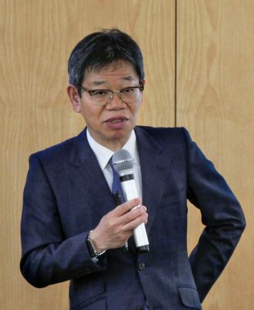 記者会見するロームの東克己社長＝１２日午後、京都市