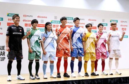 Ｊリーグのオールスター戦出場選手発表会に出席した浦和のＧＫ西川（左端）ら選手たち＝１２日、東京都新宿区
