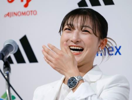 現役引退の記者会見冒頭で、涙ながらに笑顔を見せるフィギュアスケート女子の坂本花織＝１３日午前、神戸市内のホテル
