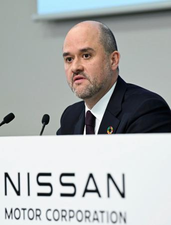 決算記者会見で説明する日産自動車のイバン・エスピノーサ社長。２年連続の巨額赤字となった＝１３日午後、横浜市