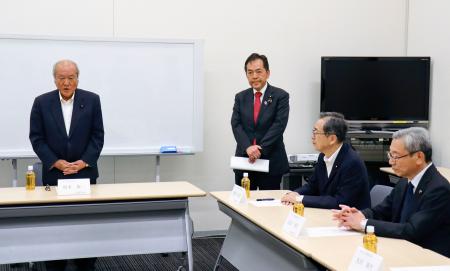 歴代環境相の会合であいさつする自民党の鈴木幹事長（左端）。右から２人目は中道改革連合の斉藤鉄夫顧問＝１３日午後、国会