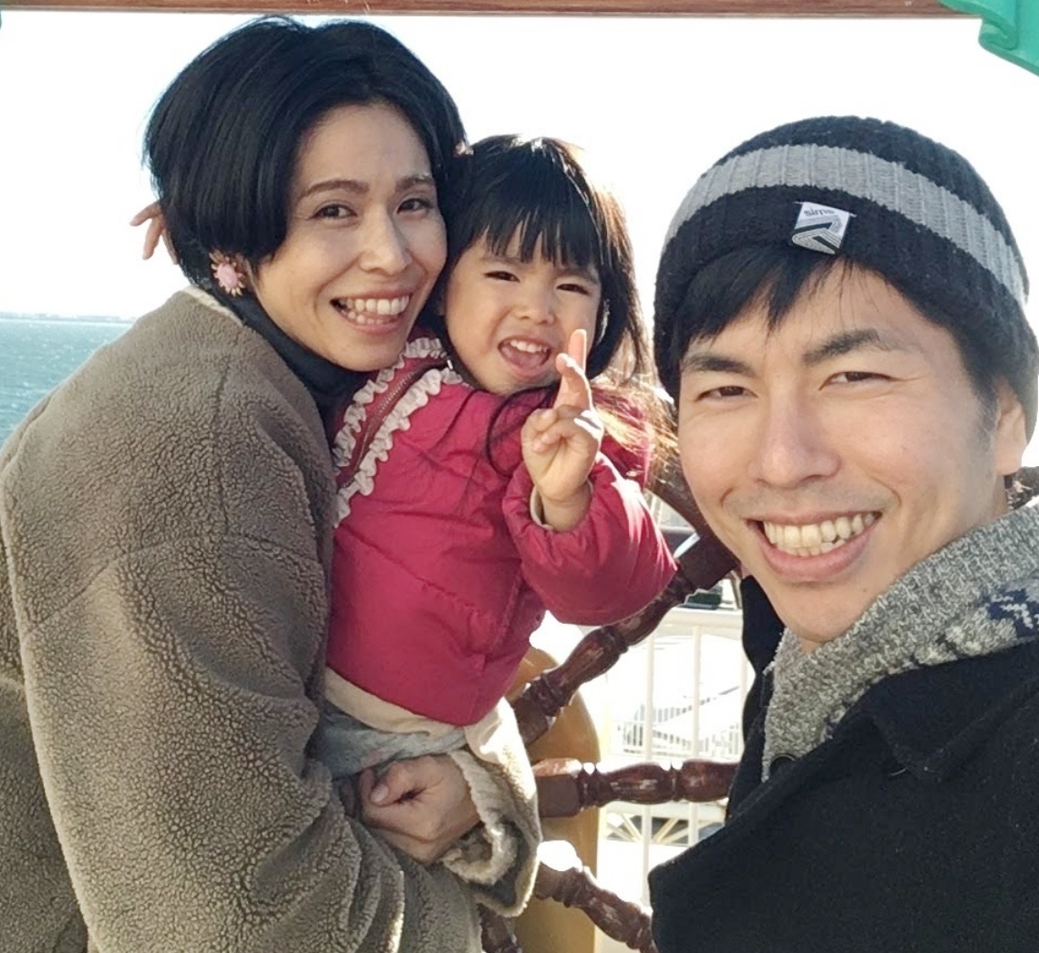 松永拓也さん（右）と「池袋暴走事故」で亡くなった妻の真菜さん（左）と長女の莉子ちゃん＝遺族提供