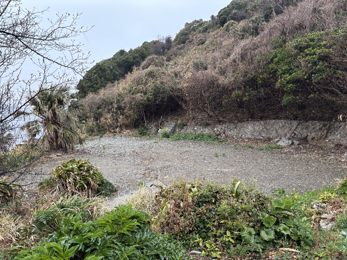 テント用のスペース。以前は管理棟などがあったが、整地した