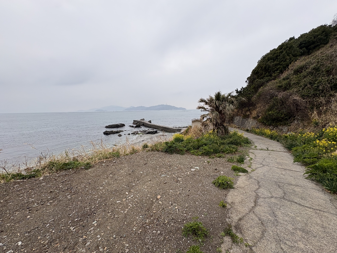高島の遊歩道。奥に見えるのが佐賀関