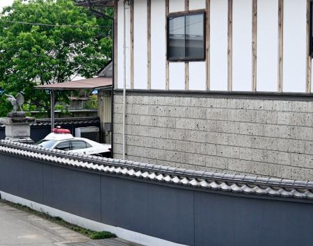 事件があった住宅＝１４日午後１時４４分、栃木県上三川町