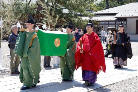 出雲大社で始まった「大祭礼」で、本殿に御幣物を運ぶ天皇陛下の使者一行＝１４日午前、島根県出雲市