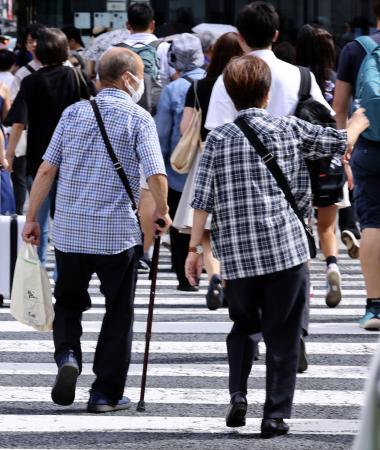 並んで歩く高齢者