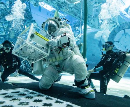 アクシオムスペースが開発中の宇宙服を着用し、水中で訓練する飛行士＝２０２５年１０月、米テキサス州ヒューストン（ＮＡＳＡ提供）