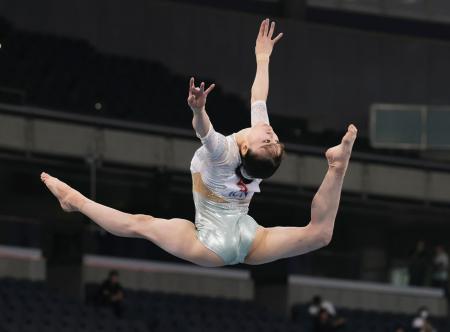 女子個人総合　杉原愛子の平均台＝東京体育館