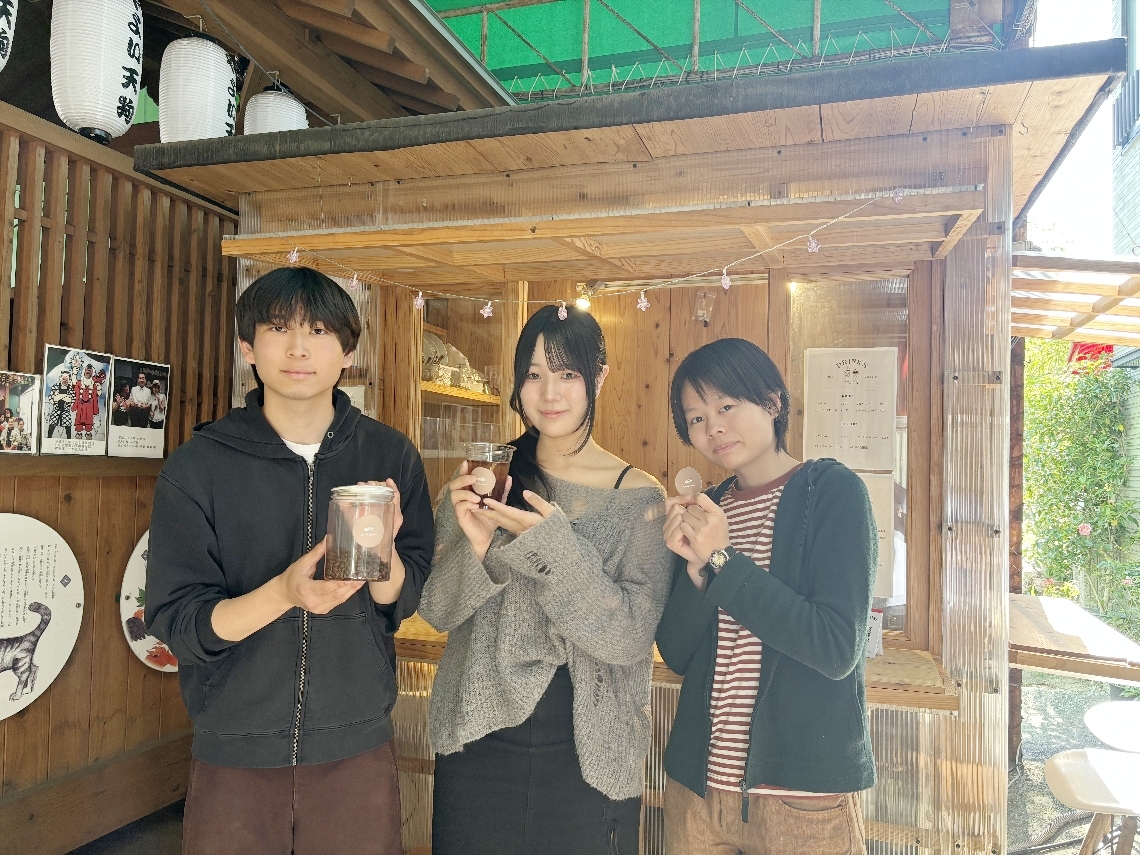 天狗の貸間でカフェ「かめぼっこ」を営業する浜中美空さん（中央）らＡＰＵの学生＝９日、別府市北浜