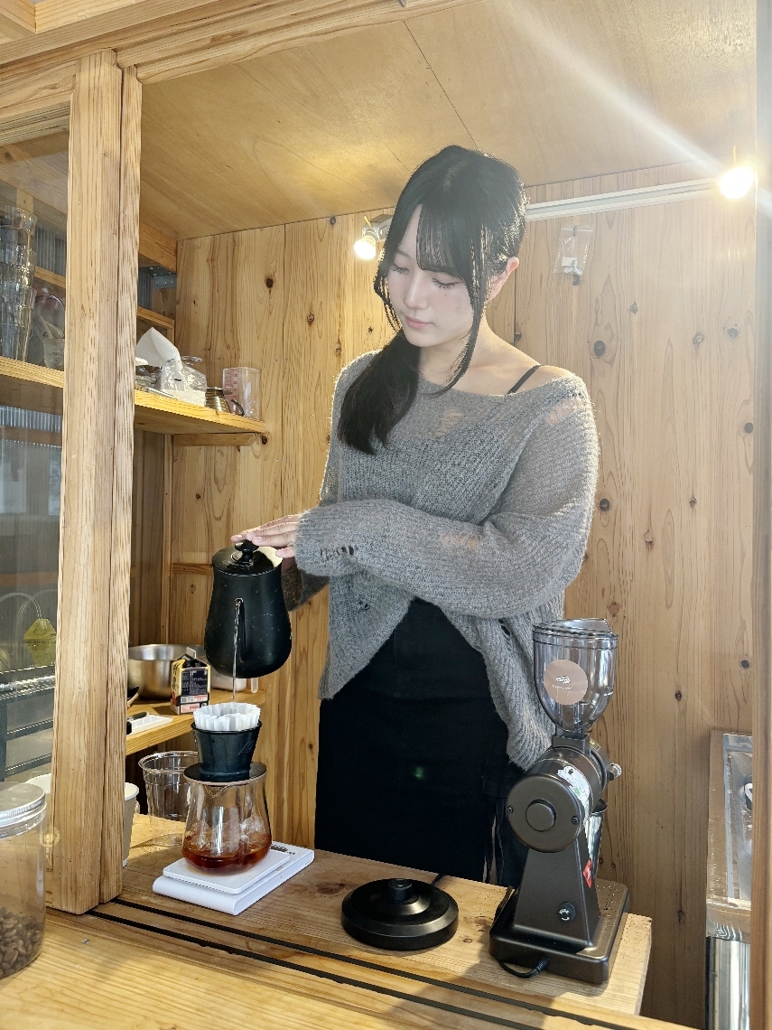 コーヒーを入れる浜中美空さん