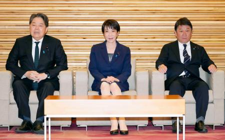 閣議に臨む（左から）林総務相、高市首相、茂木外相＝１５日午前、首相官邸