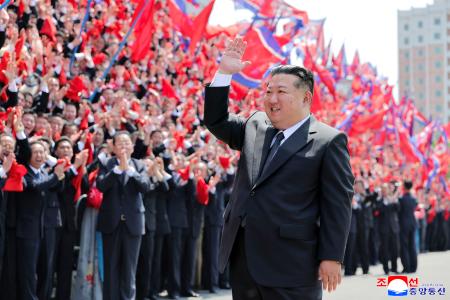 「朝鮮職業総同盟」の大会参加者と写真に納まる北朝鮮の金正恩朝鮮労働党総書記＝１４日、平壌（朝鮮中央通信＝共同）