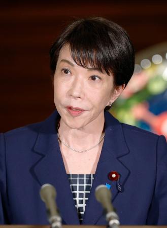 トランプ米大統領と電話会談し、記者団の取材に応じる高市首相＝１５日夜、首相官邸