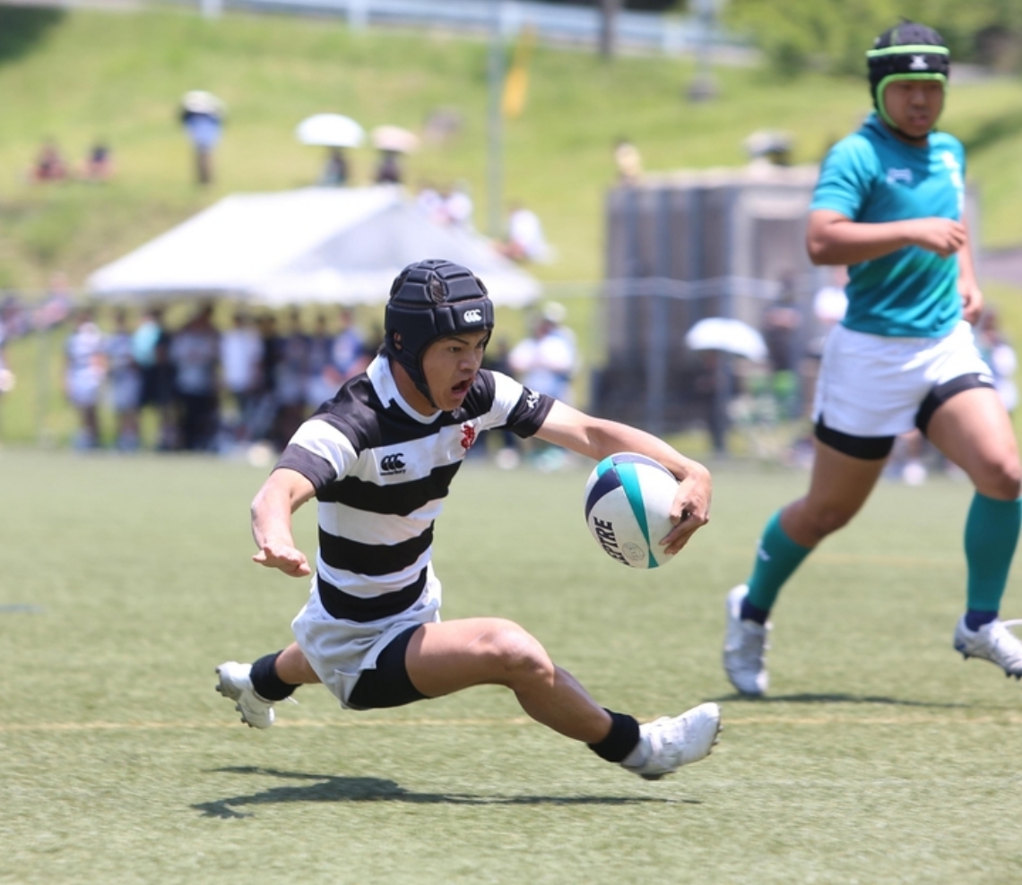 【１回戦・合同Ａ―玖珠美山】前半、トライを決める合同Ａの選手（左）