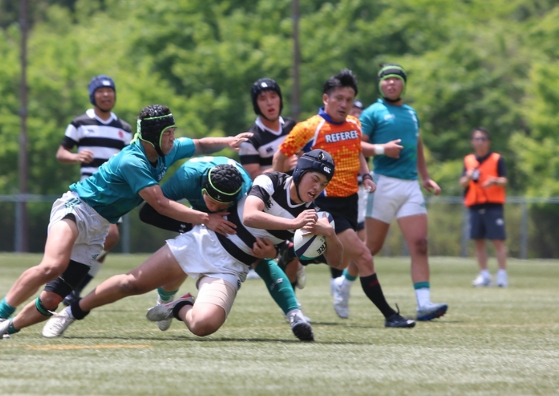 【１回戦・合同Ａ―玖珠美山】後半、トライを決める合同Ａの選手（中央）