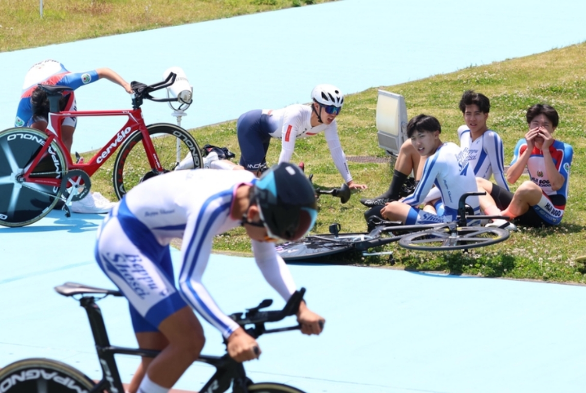 自転車競技中の仲間に声援を送る選手たち＝別府競輪場